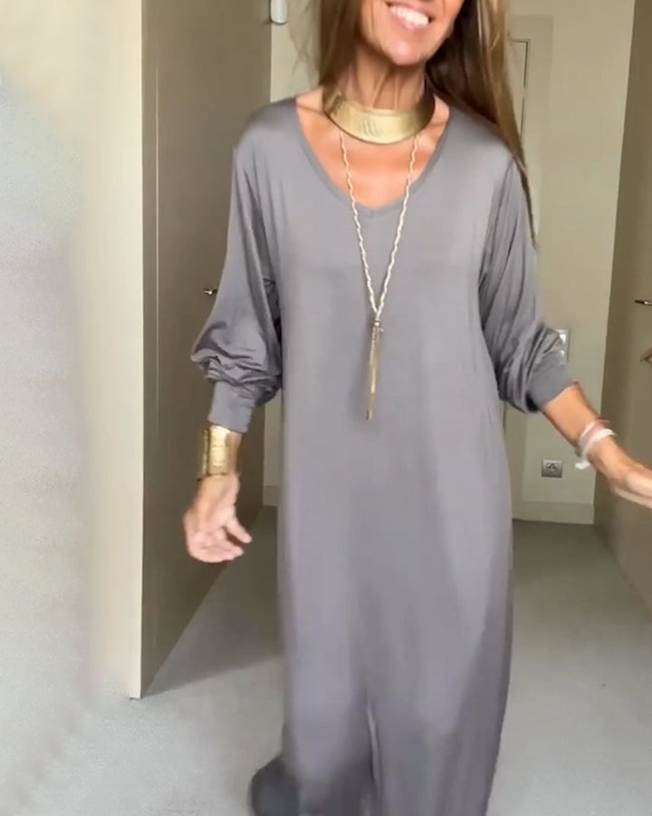 Avslappnad enfärgad v-ringad klänning